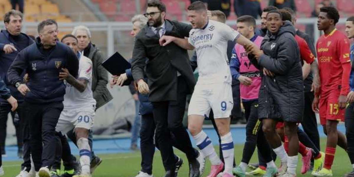El entrenador del Lecce da un cabezazo a un delantero del Verona y arruina un partido de Serie A